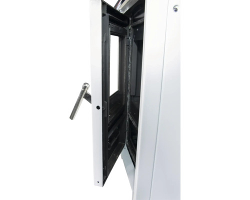 Offene Tür eines Kaminofens mit Metallgriff und Sichtfenster