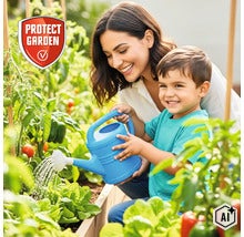 Eine Frau und ein Kind gießen gemeinsam ein Hochbeet im Garten mit einer Gießkanne. Protect Garden Gütesiegel. (Image AI modified or generated)