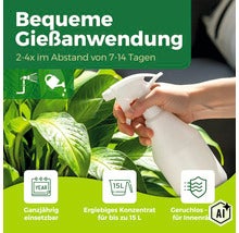 Hand hält Sprühflasche zur Pflanzenpflege mit Anwendungsdetails zu Gießhäufigkeit, Ganzjahreseinsatz, Konzentratmenge und Geruchslosigkeit. (Image AI modified or generated)