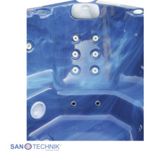 Innenansicht eines Sanotechnik Whirlpools mit Kopfstütze und Massagedüsen inklusive Sanotechnik Logo