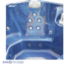 Innenansicht eines Sanotechnik Whirlpools mit Massagejets und Kopfstütze.