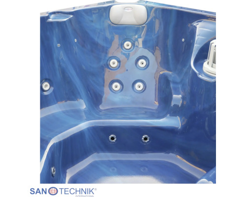 Innenansicht eines Sanotechnik Whirlpools mit Massagejets und Kopfstütze.
