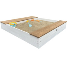 Quadratischer Sandkasten aus Holz mit Sitzbank und Kinderspielzeug für den Garten