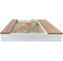 Ein Sandkasten aus Holz mit weißen Seitenwänden und hölzernen Sitzflächen, gefüllt mit Sand und Spielzeug.