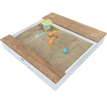 Quadratischer Sandkasten aus Holz mit Sitzbänken gefüllt mit Sand und Spielzeug für Kinder zur Verwendung im Garten.