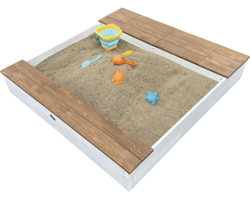 Quadratischer Sandkasten aus Holz mit Sitzbänken gefüllt mit Sand und Spielzeug für Kinder zur Verwendung im Garten.
