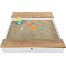 Sandkasten aus Holz mit Sitzbänken und Sandspielzeug