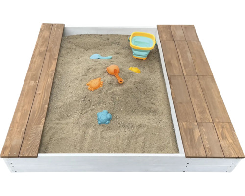 Rechteckiger Sandkasten aus Holz mit zwei seitlichen Sitzbänken und verschiedenem Spielzeug im Sand