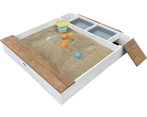 Sandkasten aus Holz mit integrierten Spielfächern und Sandspielzeug gefüllt mit Sand.