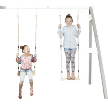 Zwei Kinder spielen auf einer hölzernen Schaukel mit zwei Sitzen an einer Schaukelkonstruktion für den Garten.