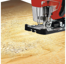 Stichsäge beim Sägen in eine Holzplatte