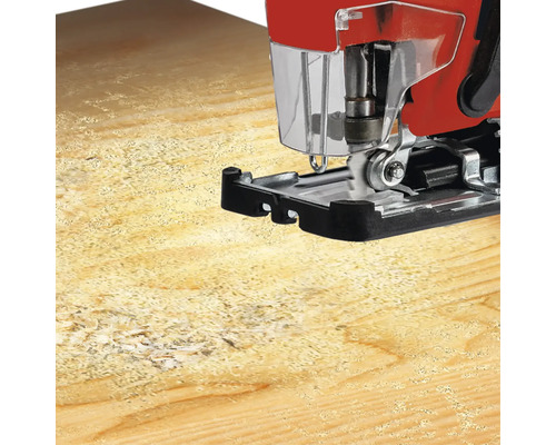 Stichsäge beim Sägen in eine Holzplatte