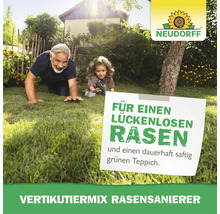 Ein Mann und ein Kind krabbeln spielerisch auf einem Gartenrasen neben einem Neudorff Logo und Werbetext für Vertikutiermix Rasensanierer.