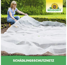 Eine Frau deckt ein Beet mit einem weißen Neudorff Schädlingsschutznetz ab, um ihre Pflanzen vor Insekten zu schützen.