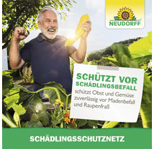 Ein Mann freut sich im Garten über eine geerntete Zucchini mit einem Neudorff Logo und Informationen zum Schutznetz gegen Schädlinge.