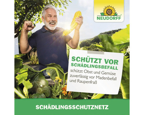 Ein Mann freut sich im Garten über eine geerntete Zucchini mit einem Neudorff Logo und Informationen zum Schutznetz gegen Schädlinge.