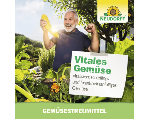 Ein Mann freut sich im Garten über eine geerntete Zucchini neben dem Neudorff Logo und einem Hinweis zu Neudorff Gemüsestreumittel für vitales Gemüse.