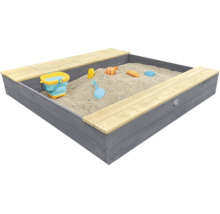 Sandkasten aus Holz mit Sitzbänken gefüllt mit Sand und Spielzeug