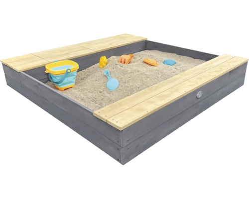 Sandkasten aus Holz mit Sitzbänken gefüllt mit Sand und Spielzeug