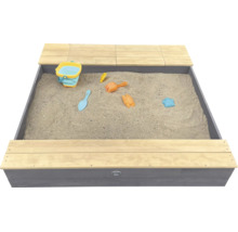 Quadratischer Sandkasten aus Holz mit Sitzbank und Sandspielzeug
