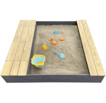 Sandkasten aus Holz mit Sitzbank und Sandspielzeug gefüllt