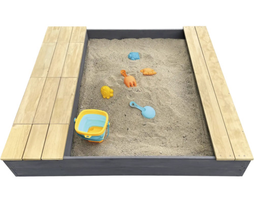 Sandkasten aus Holz mit Sitzbank und Sandspielzeug gefüllt