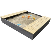 Quadratischer Sandkasten aus Holz mit zwei Sitzbänken und Sandspielzeug gefüllt mit Sand zum Spielen im Garten