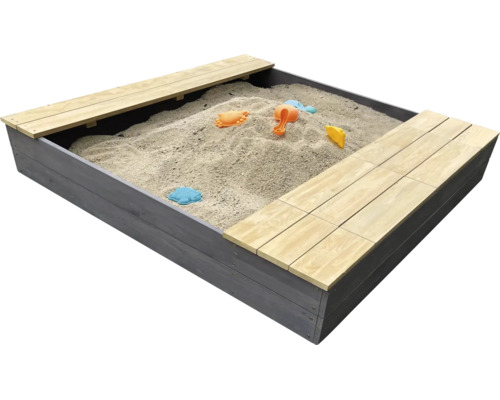 Quadratischer Sandkasten aus Holz mit zwei Sitzbänken und Sandspielzeug gefüllt mit Sand zum Spielen im Garten