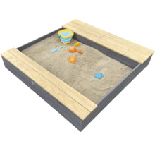 Quadratischer Sandkasten aus Holz mit zwei Sitzbänken und Sandspielzeug gefüllt.