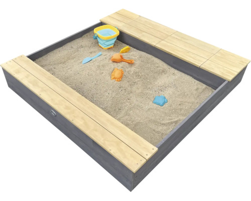Quadratischer Sandkasten aus Holz mit zwei Sitzbänken und Sandspielzeug gefüllt.