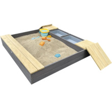 Quadratischer Sandkasten aus Holz mit Sitzflächen und zwei integrierten Spielwannen, inklusive verschiedenem Sandspielzeug.
