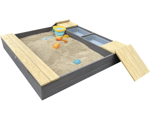Quadratischer Sandkasten aus Holz mit Sitzflächen und zwei integrierten Spielwannen, inklusive verschiedenem Sandspielzeug.