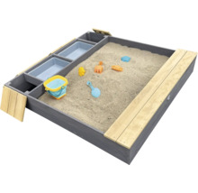 Sandkasten aus Holz mit zwei integrierten Spielzeugbehältern und breiten Sitzbänken, inklusive Sandspielzeug.