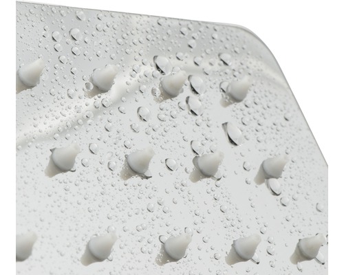 Detailansicht eines Duschkopfs mit Wasserdüsen und Wassertropfen
