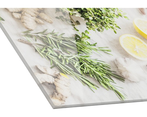 Küchenrückwand mit Kräutern und Gewürzen