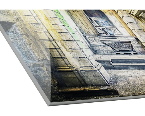 Nahaufnahme einer bedruckten Platte mit einem Gebäude