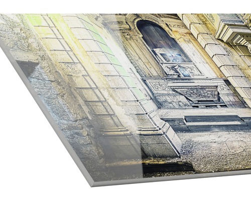 Nahaufnahme einer Acrylglasplatte mit dem Druck eines alten Gebäudes