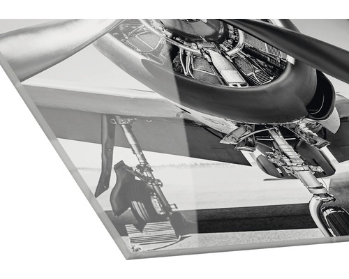 Schwarzweiß-Fotografie eines Flugzeugs mit Fahrwerk und Propeller