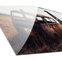 Acrylglasbild mit einem verrosteten, alten Fahrzeug in einer Wiese