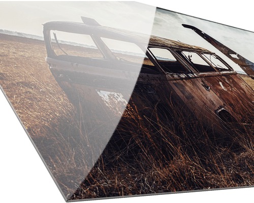 Acrylglasbild mit Motiv eines alten, verrosteten Fahrzeugs auf einem Feld