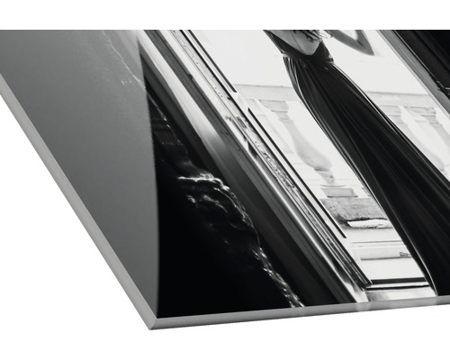 Nahaufnahme einer Fotoleinwand mit einer Frau im Kleid