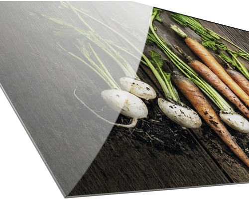 Dekorplatte mit Karotten auf Holz