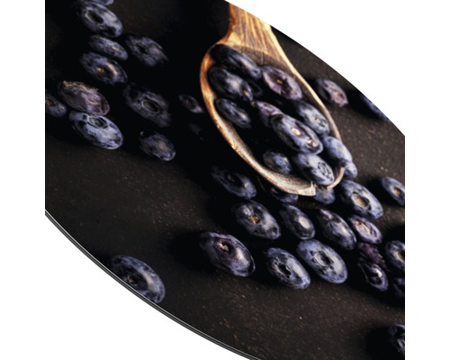 Dekorplatte mit Heidelbeeren und Holzlöffel