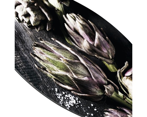 Artischocken auf einem dunklen Holzbrett