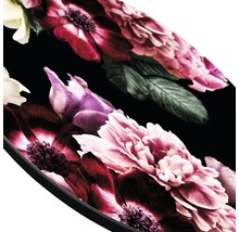 Detailaufnahme eines Tisches mit floralem Muster