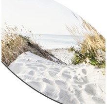 Nahaufnahme eines Strandes mit Sand, Gras und Meer