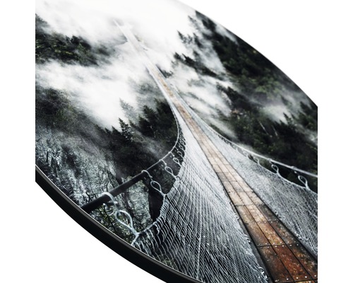 Wandbild mit einer Hängebrücke, umgeben von Wald und Nebel