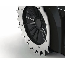 Detailaufnahme eines Mähroboter-Rades mit Zackenprofil