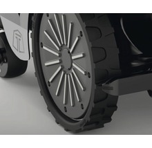 Detailansicht eines Kettenfahrzeugrades.