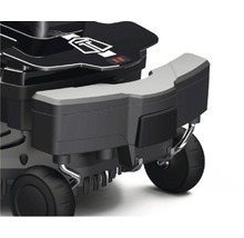 Detailansicht eines Mähroboters mit Rädern